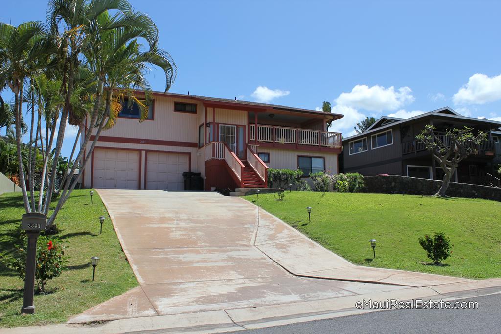 Some lots in Keonekai Heights are elevated like this one on Mikoi Place.