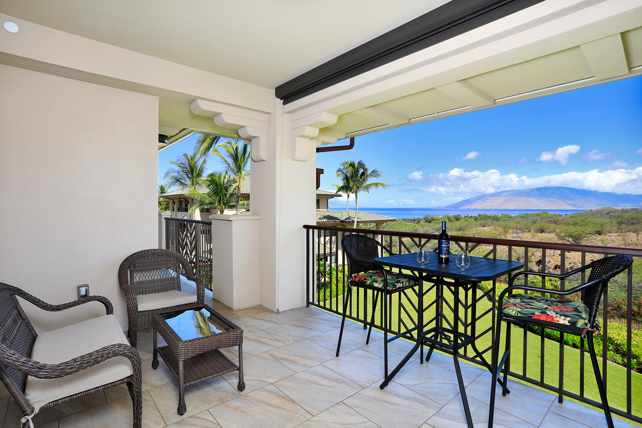 Elegant living indoors and out: Spacious lanai