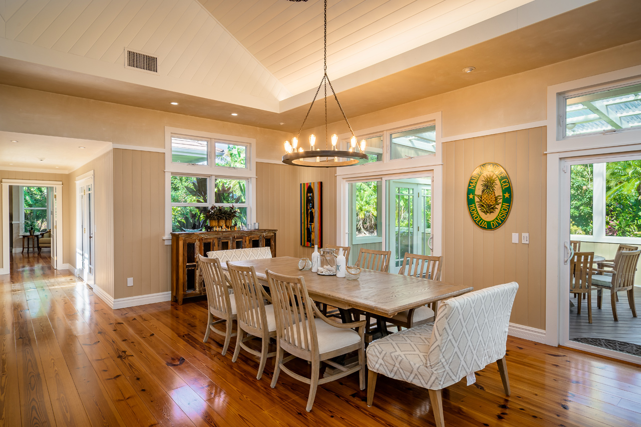 Graceful architecture: Dining area.