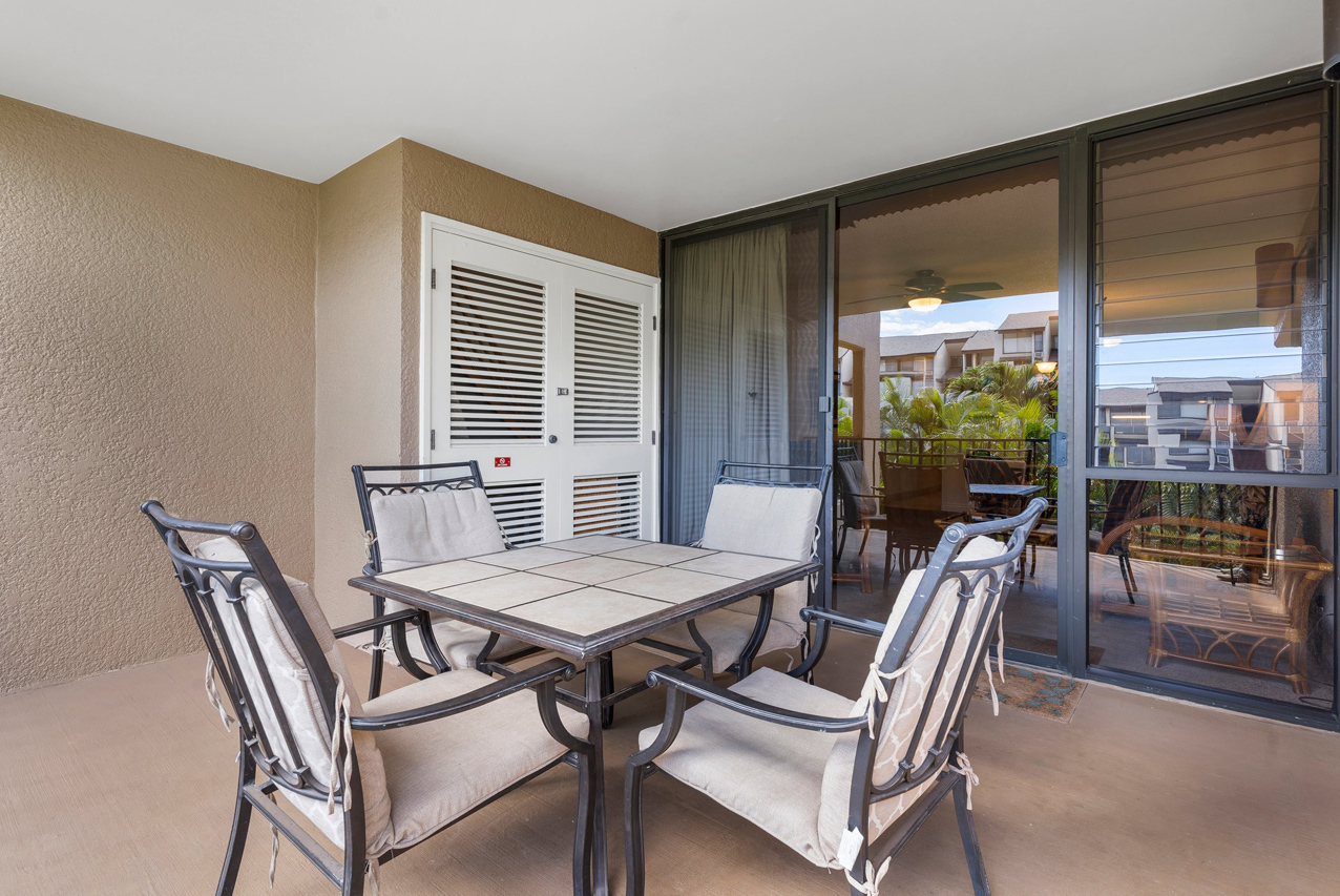 Spacious covered lanai: 