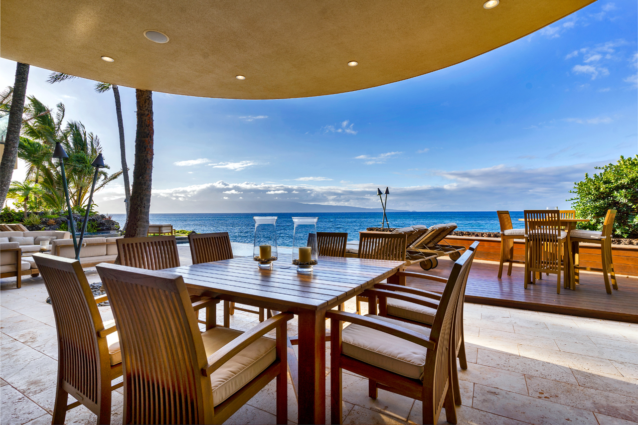 Elegant Dining areas: Outdoor lanai area