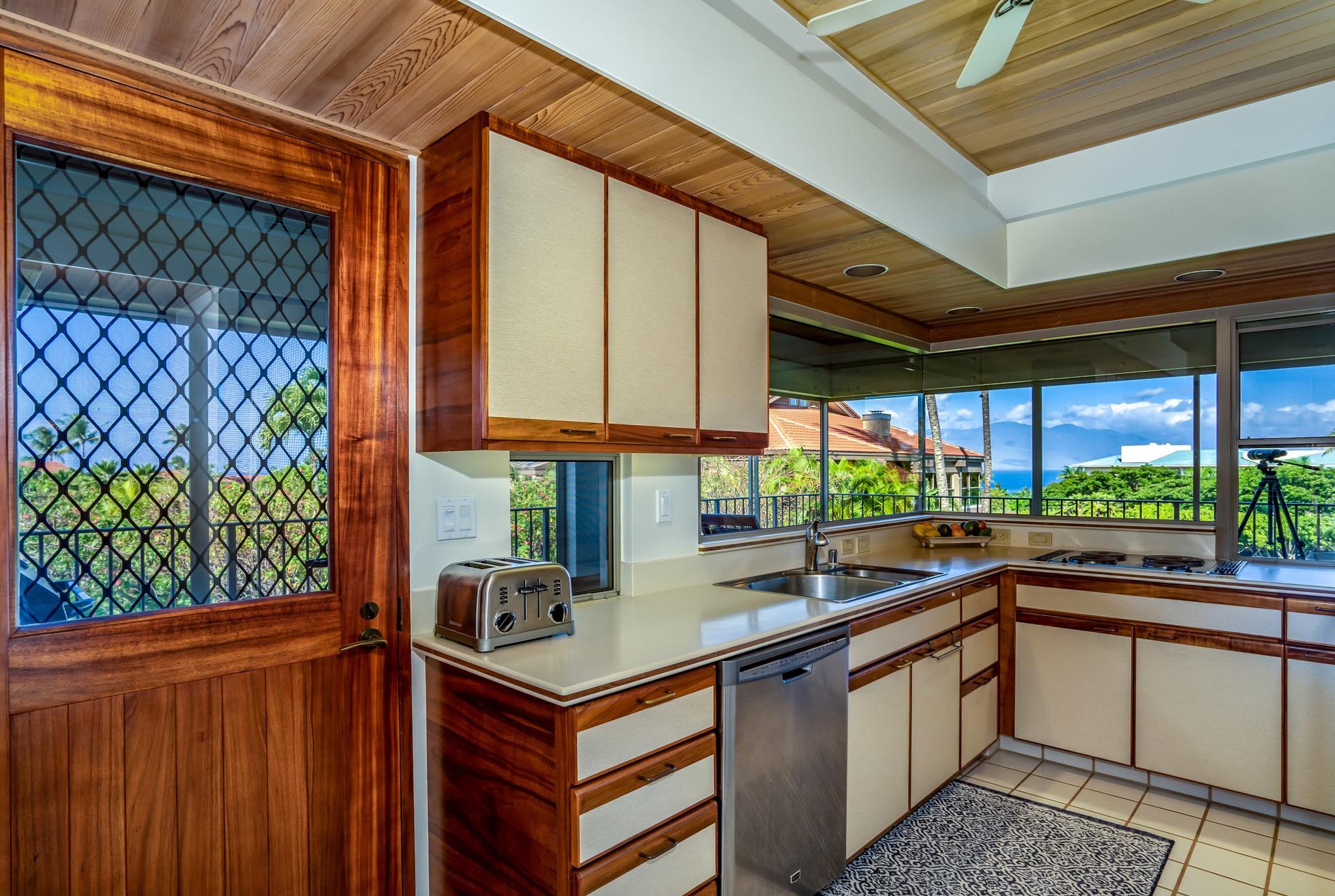 Kitchen with ocean views: 