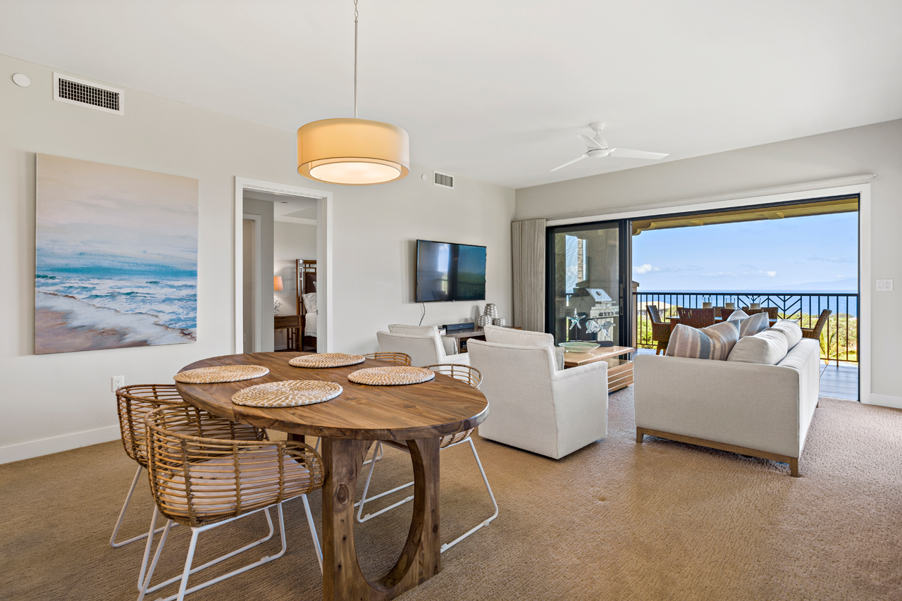 Bright & Spacious Living Room: 