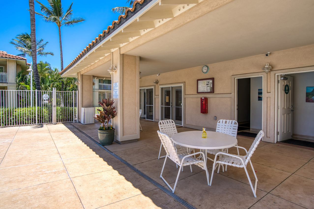 Pool and on-site amenities: