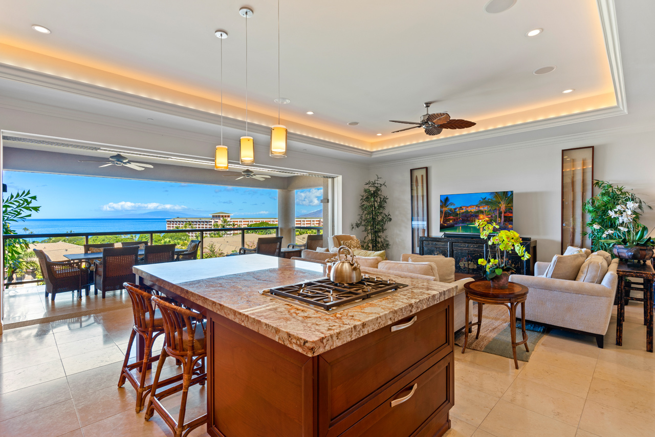 Kitchen with ocean views: 