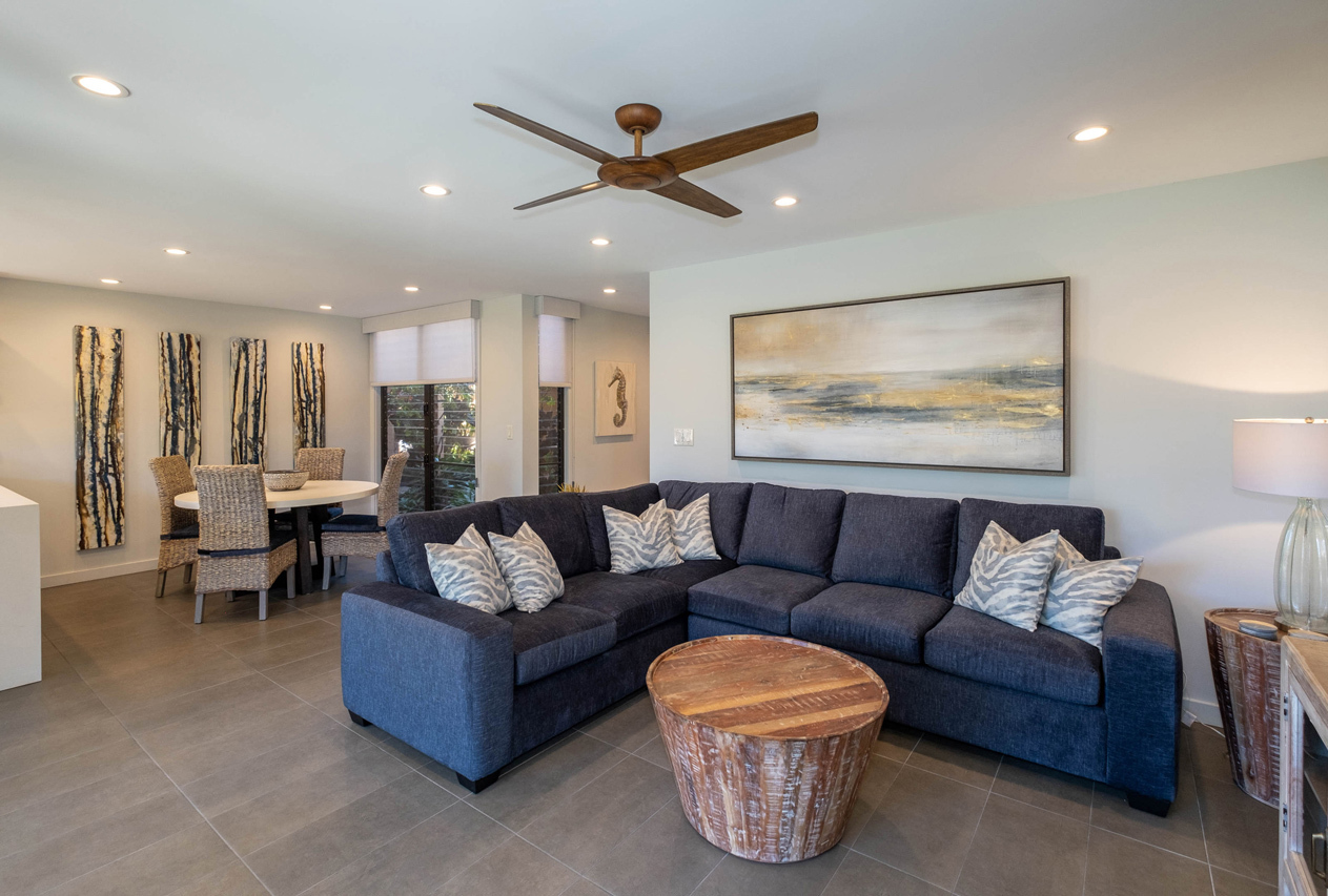 Bright & spacious living room: 