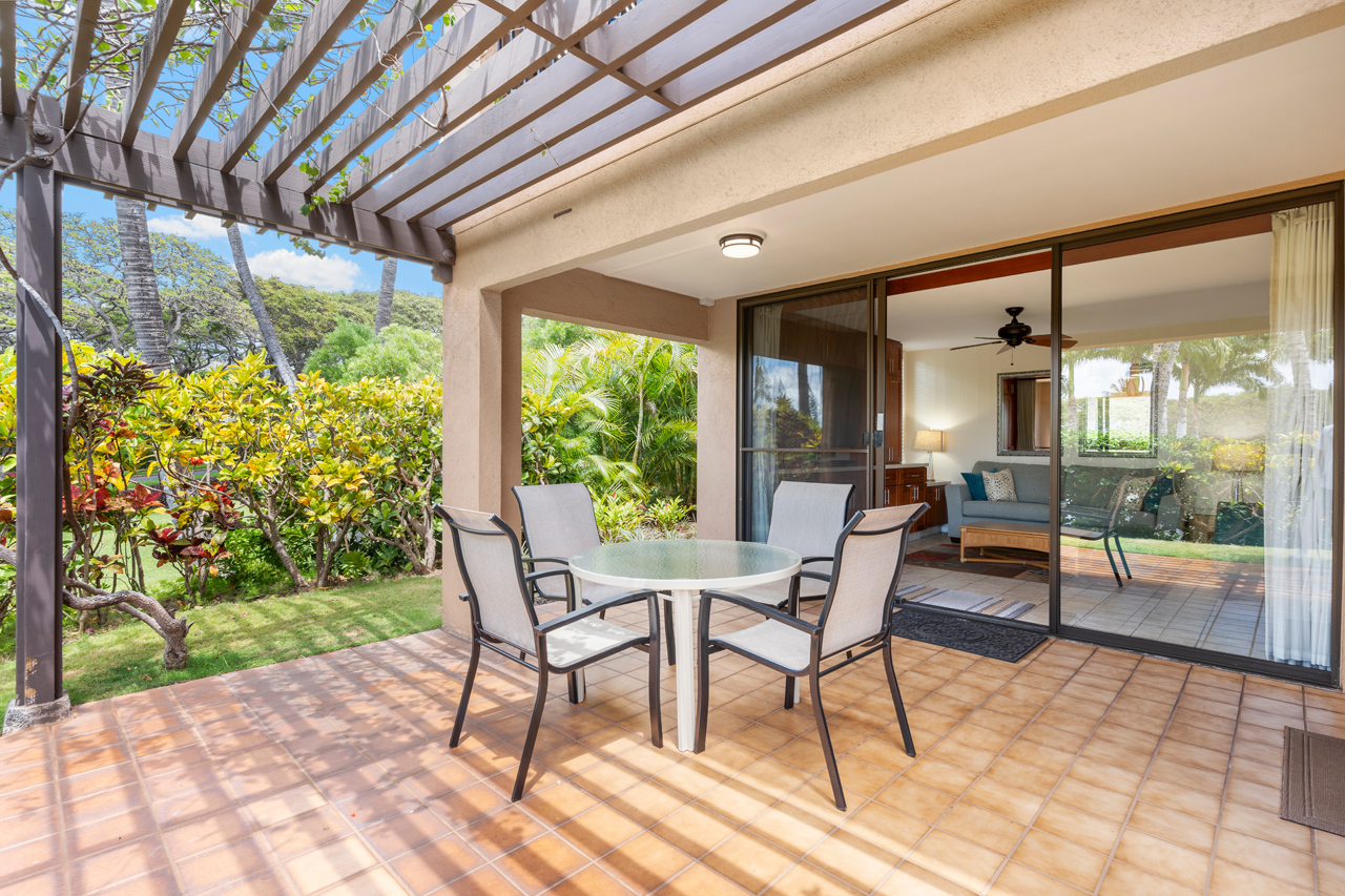 Spacious covered lanai: 