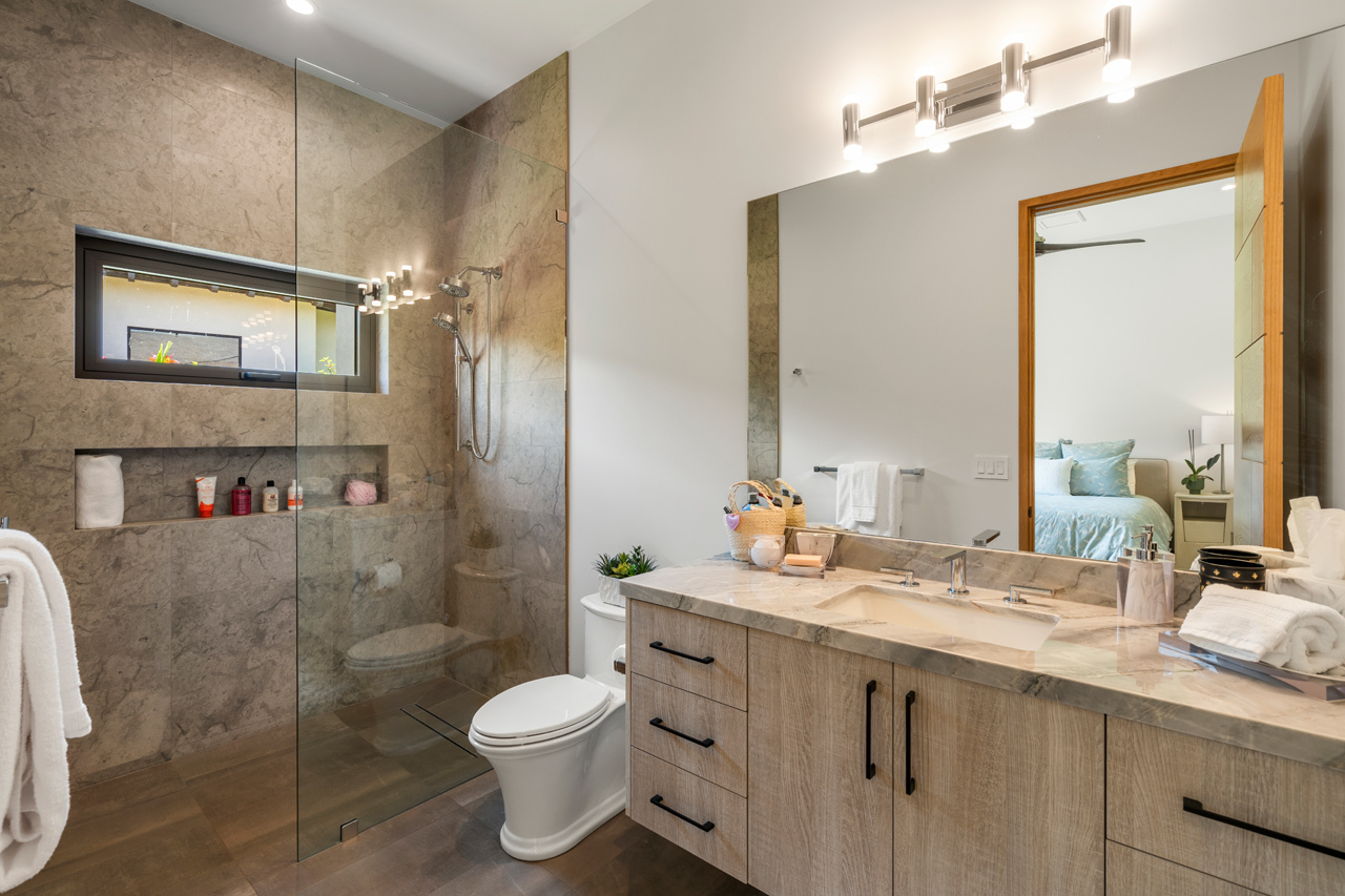 Second Suite: Bathroom