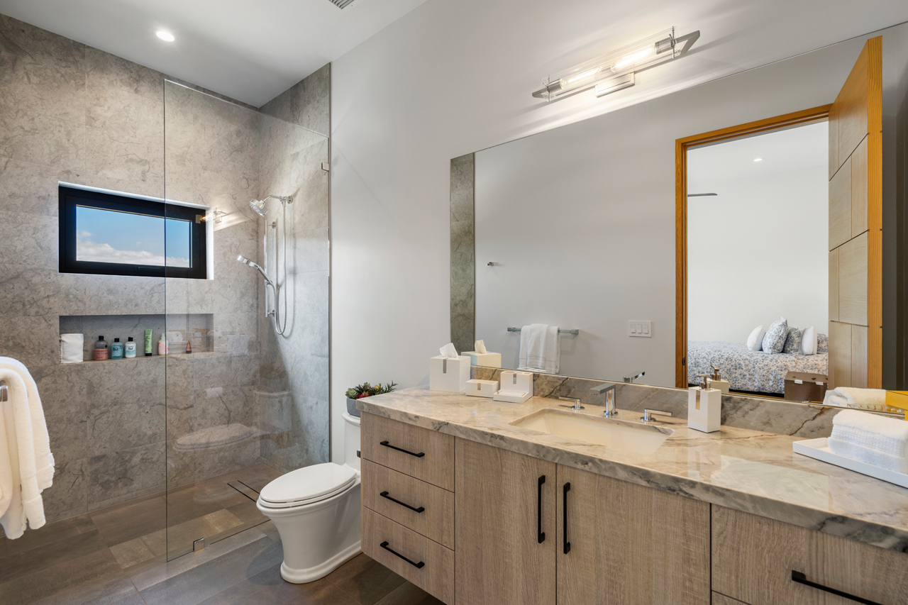 Third Suite: Bathroom