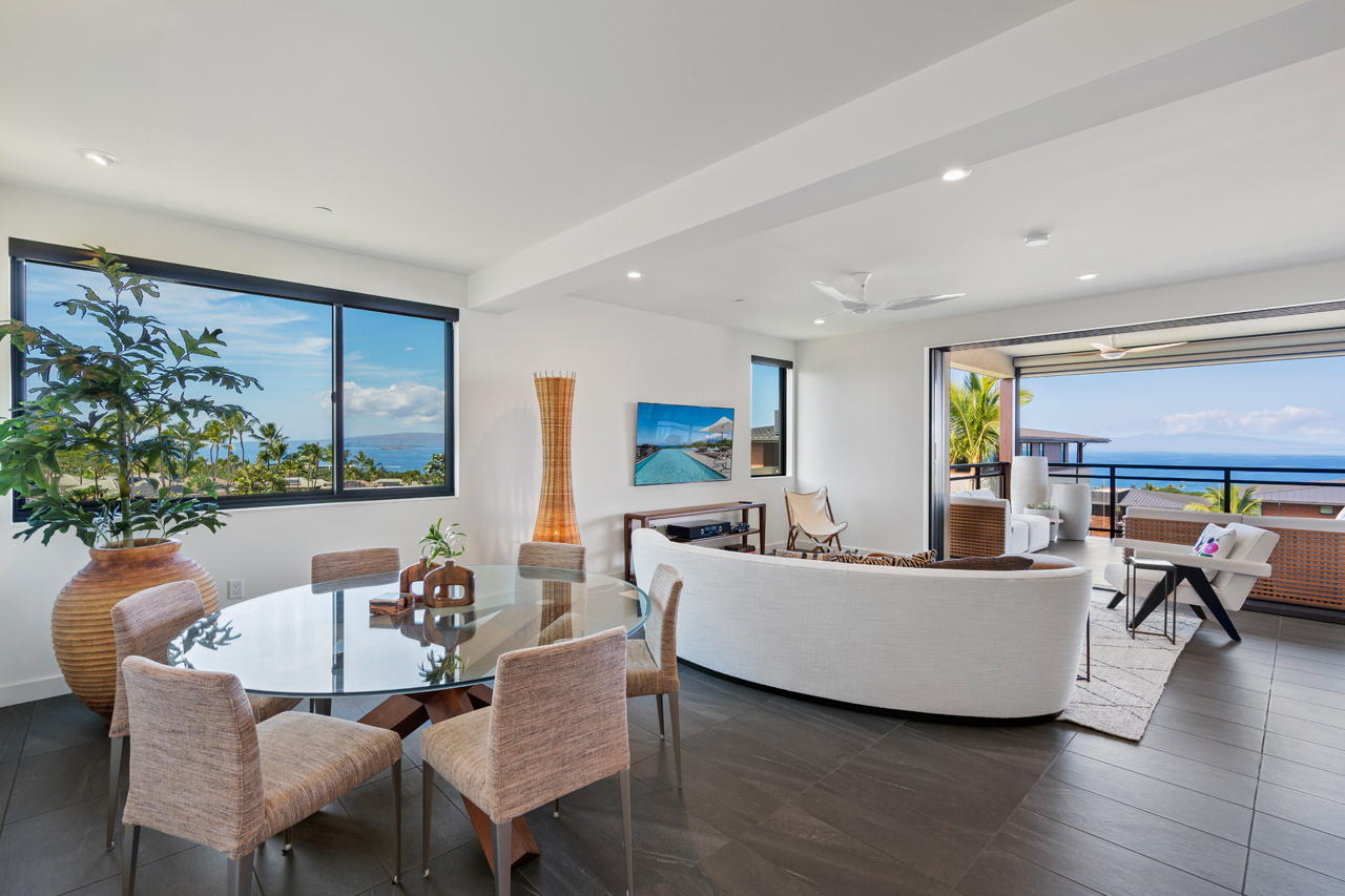 Spacious living room: 