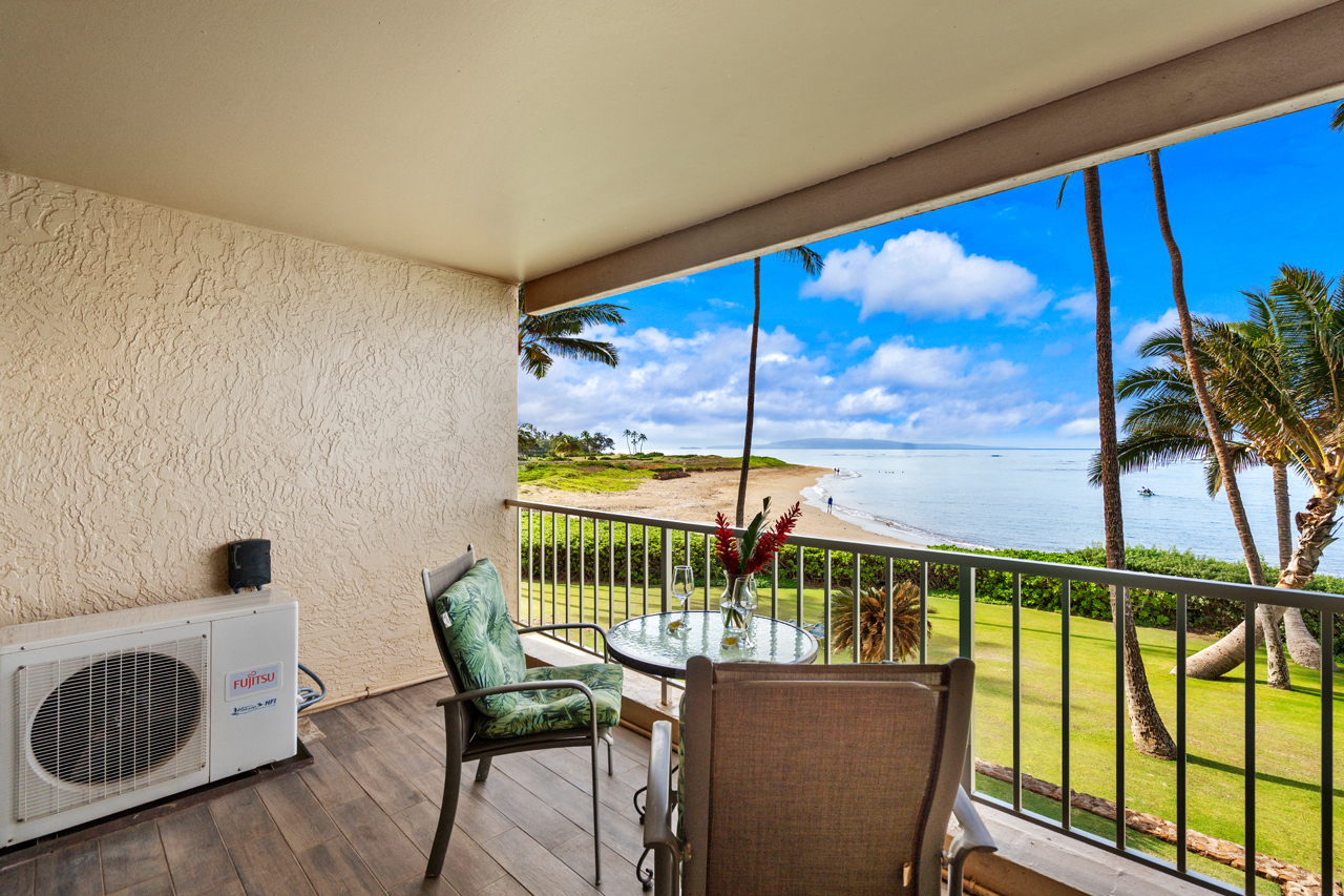Covered lanai with ocean views: 